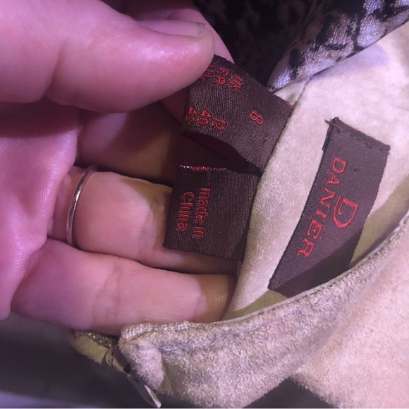 Danier Leather cream suede A line skirt with scalloped hem and cutout pattern - Picture 9 of 9